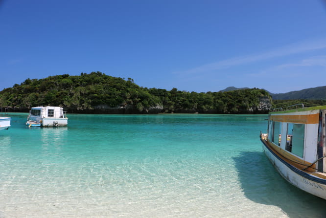 透き通る海とボート