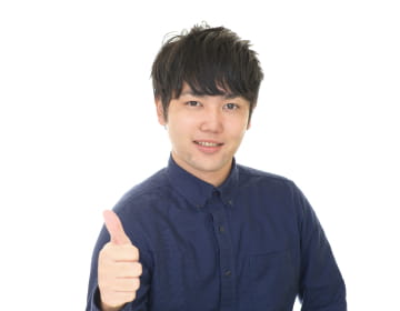 男性が親指を立ててこちらを向いている様子