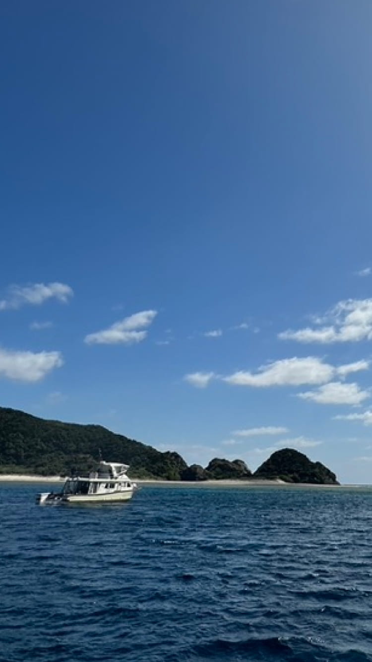 島の周りの海に浮かぶ３艘の船
